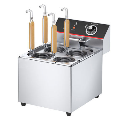 Máquina eléctrica para cocinar pasta de comida rápida en la cocina del restaurante