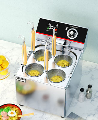 Máquina eléctrica para cocinar pasta de comida rápida en la cocina del restaurante