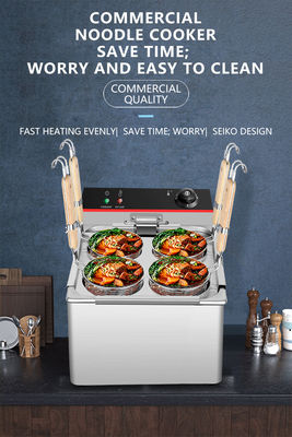 Máquina eléctrica para cocinar pasta de comida rápida en la cocina del restaurante