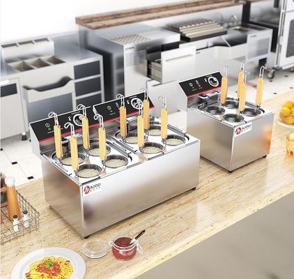 Máquina eléctrica para cocinar pasta de comida rápida en la cocina del restaurante